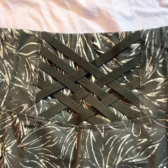 THREE pairs MTA Capri Leggings (Black, Marbled Black, Heathered Grey) MEDIUM - Picture 5 of 12